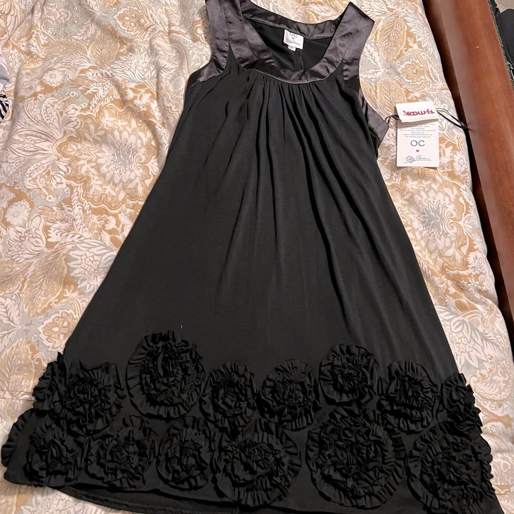 Gorgeous Oleg Cassini, Black dress with Flower detail.